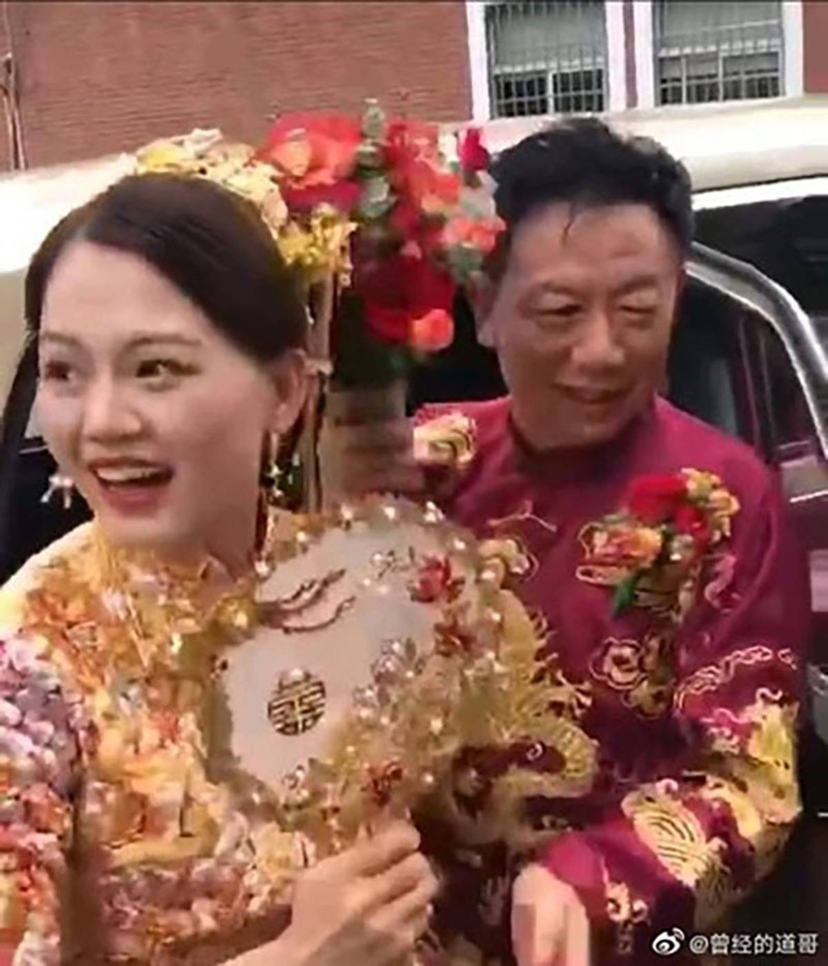 Cô dâu trẻ xinh đẹp tươi cười sánh bước bên chú rể đại gia lớn tuổi, biểu cảm gương mặt của bố mẹ nữ chính gây chú ý hơn cả-1