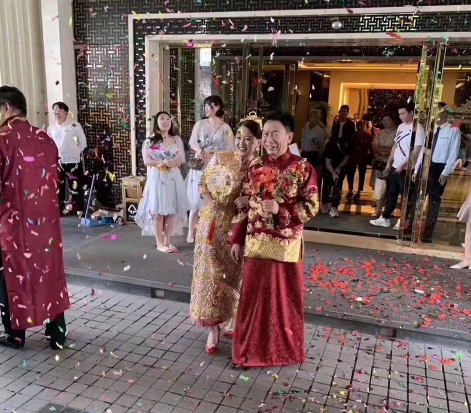 Cô dâu trẻ xinh đẹp tươi cười sánh bước bên chú rể đại gia lớn tuổi, biểu cảm gương mặt của bố mẹ nữ chính gây chú ý hơn cả-2