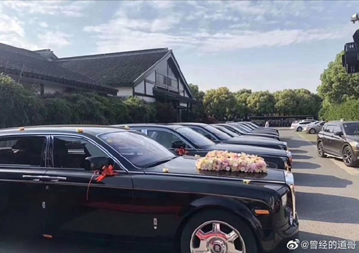 Cô dâu trẻ xinh đẹp tươi cười sánh bước bên chú rể đại gia lớn tuổi, biểu cảm gương mặt của bố mẹ nữ chính gây chú ý hơn cả-3