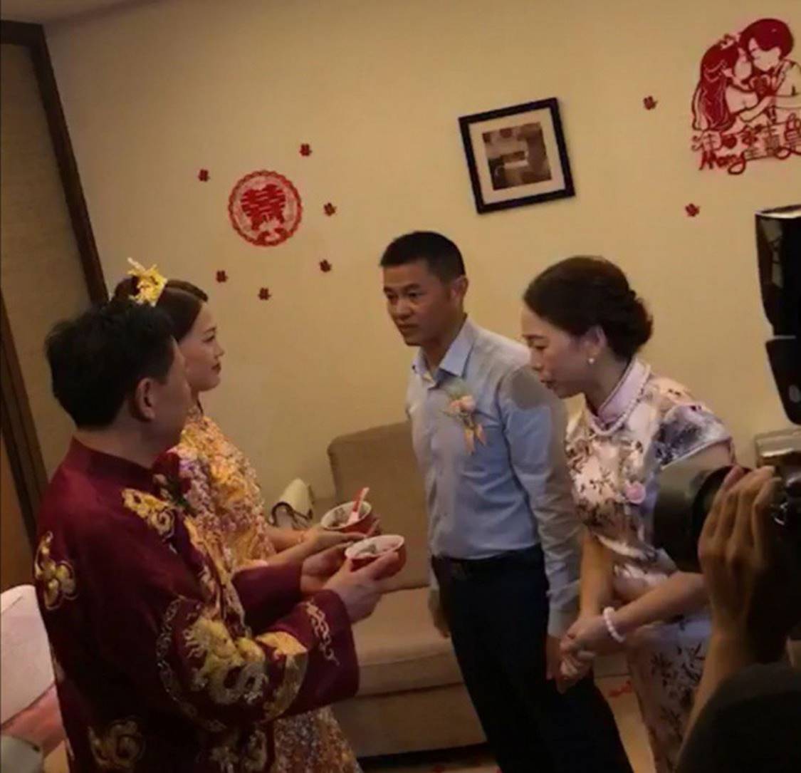 Cô dâu trẻ xinh đẹp tươi cười sánh bước bên chú rể đại gia lớn tuổi, biểu cảm gương mặt của bố mẹ nữ chính gây chú ý hơn cả-4