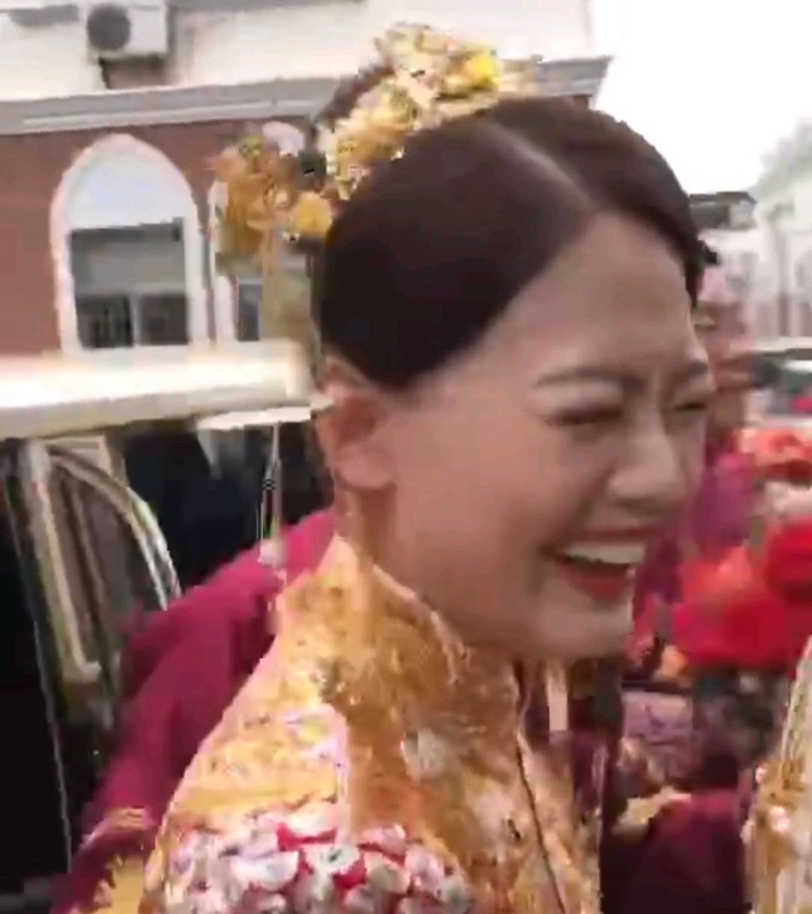 Cô dâu trẻ xinh đẹp tươi cười sánh bước bên chú rể đại gia lớn tuổi, biểu cảm gương mặt của bố mẹ nữ chính gây chú ý hơn cả-5