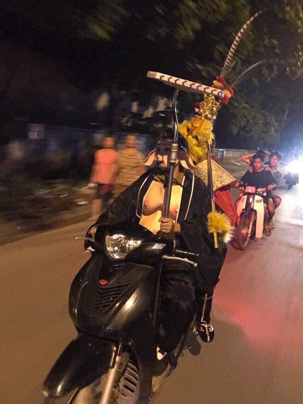 Trư Bát Giới đi SH chở sư huynh Ngộ Không dạo đêm Trung thu bất ngờ bị CSGT tuýt còi-1