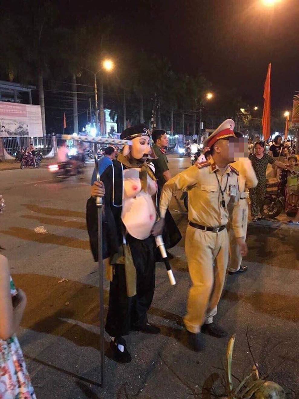 Trư Bát Giới đi SH chở sư huynh Ngộ Không dạo đêm Trung thu bất ngờ bị CSGT tuýt còi-2