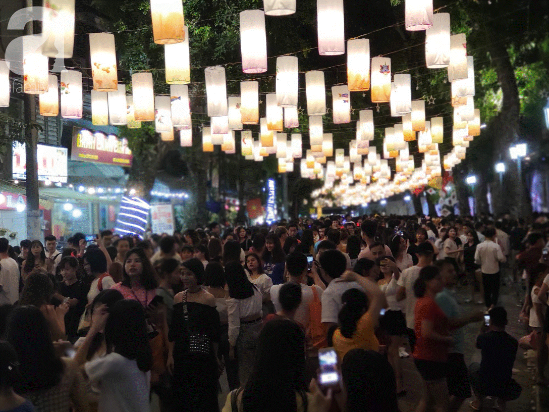 Biển người chôn chân ở phố bích họa Phùng Hưng, trẻ nhỏ hào hứng cùng bố mẹ đón Tết Trung thu-6