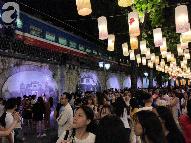 Biển người chôn chân ở phố bích họa Phùng Hưng, trẻ nhỏ hào hứng cùng bố mẹ đón Tết Trung thu-7