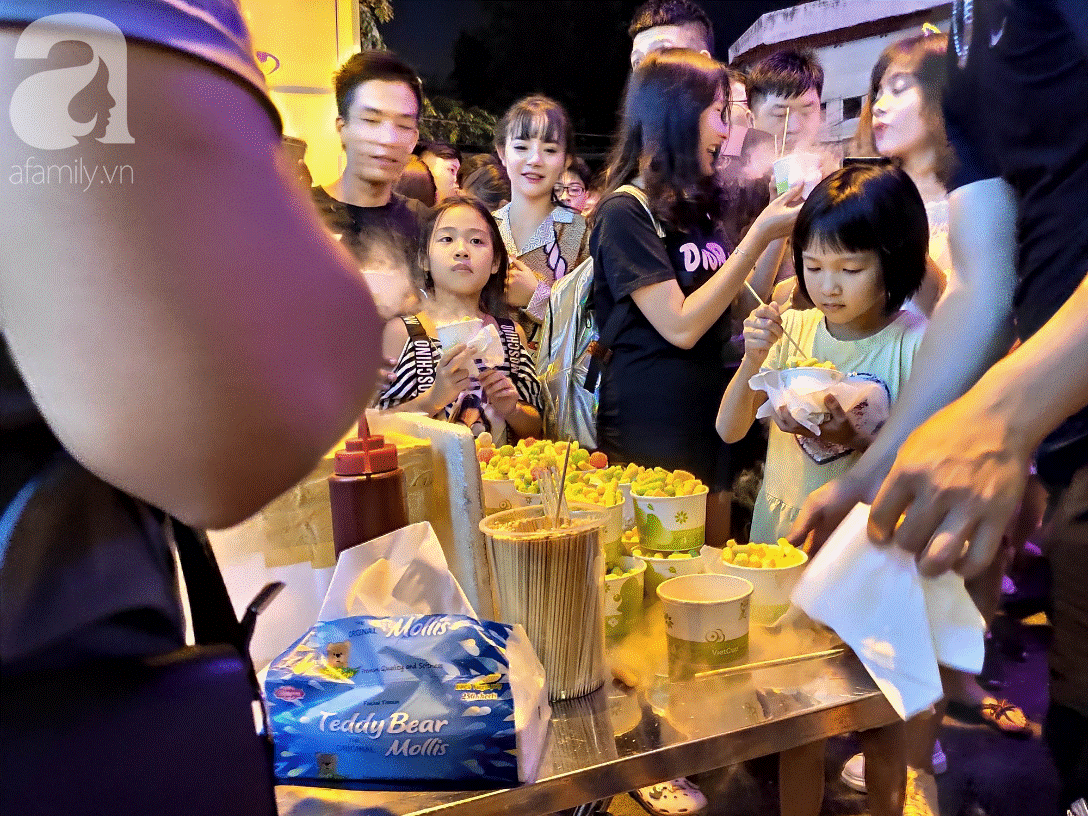 Biển người chôn chân ở phố bích họa Phùng Hưng, trẻ nhỏ hào hứng cùng bố mẹ đón Tết Trung thu-11