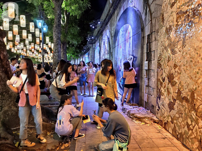 Biển người chôn chân ở phố bích họa Phùng Hưng, trẻ nhỏ hào hứng cùng bố mẹ đón Tết Trung thu-8