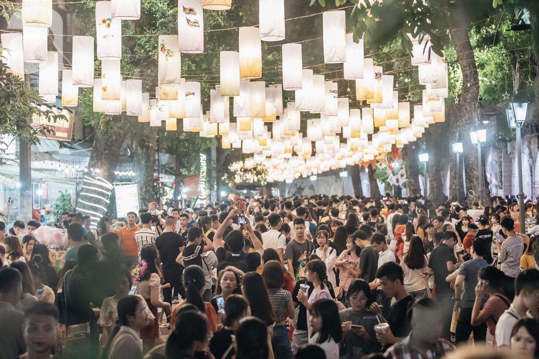 Biển người chôn chân ở phố bích họa Phùng Hưng, trẻ nhỏ hào hứng cùng bố mẹ đón Tết Trung thu-9