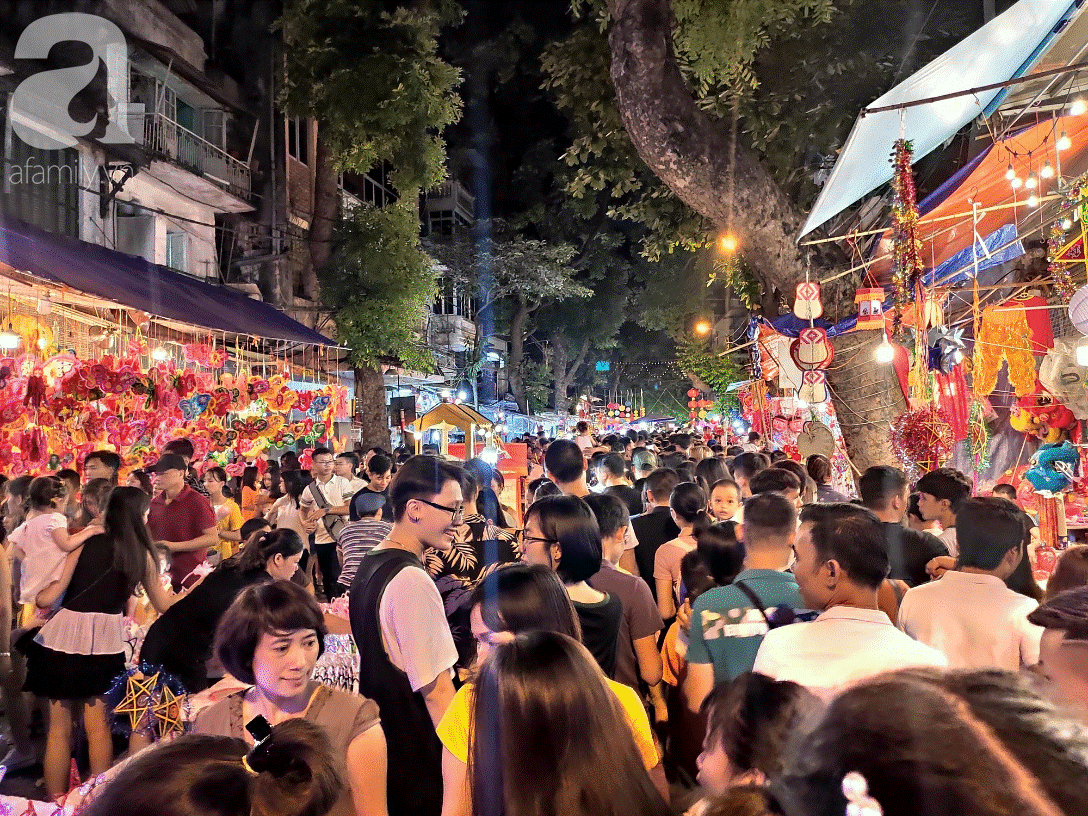 Biển người chôn chân ở phố bích họa Phùng Hưng, trẻ nhỏ hào hứng cùng bố mẹ đón Tết Trung thu-12