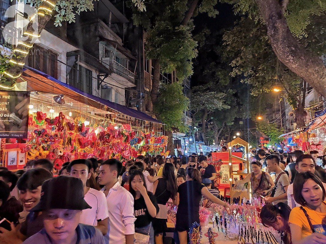 Biển người chôn chân ở phố bích họa Phùng Hưng, trẻ nhỏ hào hứng cùng bố mẹ đón Tết Trung thu-13