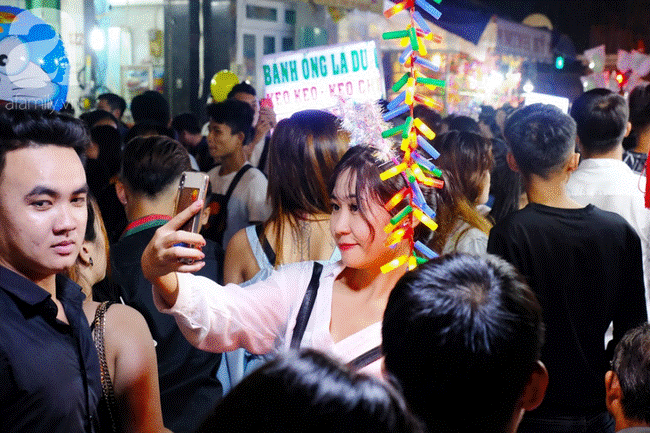 Biển người chôn chân ở phố bích họa Phùng Hưng, trẻ nhỏ hào hứng cùng bố mẹ đón Tết Trung thu-40