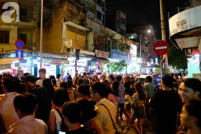 Biển người chôn chân ở phố bích họa Phùng Hưng, trẻ nhỏ hào hứng cùng bố mẹ đón Tết Trung thu-23