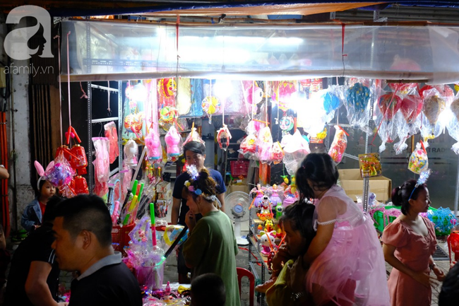 Biển người chôn chân ở phố bích họa Phùng Hưng, trẻ nhỏ hào hứng cùng bố mẹ đón Tết Trung thu-29