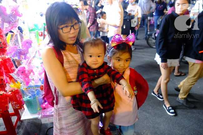 Biển người chôn chân ở phố bích họa Phùng Hưng, trẻ nhỏ hào hứng cùng bố mẹ đón Tết Trung thu-30