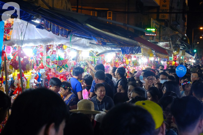 Biển người chôn chân ở phố bích họa Phùng Hưng, trẻ nhỏ hào hứng cùng bố mẹ đón Tết Trung thu-37