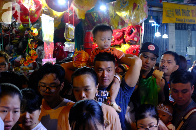 Biển người chôn chân ở phố bích họa Phùng Hưng, trẻ nhỏ hào hứng cùng bố mẹ đón Tết Trung thu-22