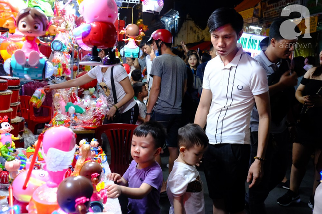 Biển người chôn chân ở phố bích họa Phùng Hưng, trẻ nhỏ hào hứng cùng bố mẹ đón Tết Trung thu-34