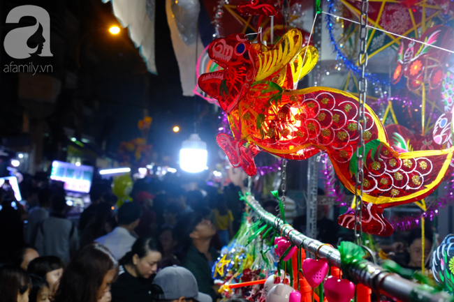 Biển người chôn chân ở phố bích họa Phùng Hưng, trẻ nhỏ hào hứng cùng bố mẹ đón Tết Trung thu-35