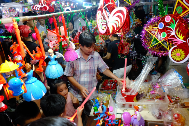 Biển người chôn chân ở phố bích họa Phùng Hưng, trẻ nhỏ hào hứng cùng bố mẹ đón Tết Trung thu-26