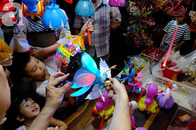 Biển người chôn chân ở phố bích họa Phùng Hưng, trẻ nhỏ hào hứng cùng bố mẹ đón Tết Trung thu-36