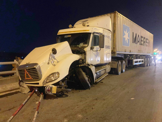 Vụ container đâm hàng loạt xe trên cầu Thanh Trì khiến 1 người rơi xuống sông: Nạn nhân sống sót kể lại sự việc-1