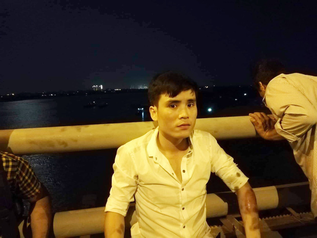 Vụ container đâm hàng loạt xe trên cầu Thanh Trì khiến 1 người rơi xuống sông: Nạn nhân sống sót kể lại sự việc-2