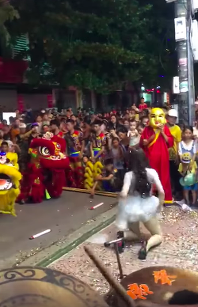Phản cảm hình ảnh 2 cô gái nhảy nhót, uốn éo hở cả nội y trên phố Hà Nội trong đêm Trung thu-2