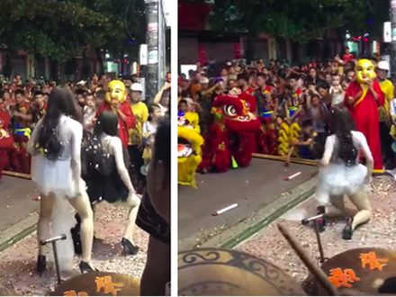 Phản cảm hình ảnh 2 cô gái nhảy nhót, uốn éo hở cả nội y trên phố Hà Nội trong đêm Trung thu