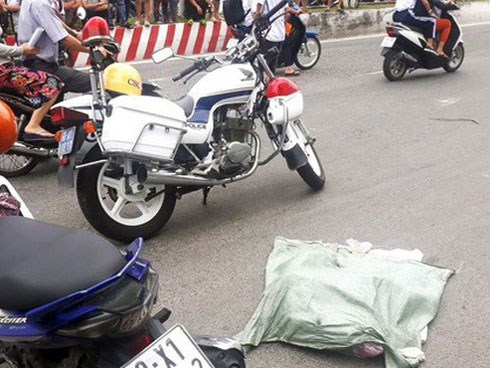 Lời khai của người phụ nữ đi xe máy đánh rơi bao tải chứa nhiều xác thai nhi xuống đường