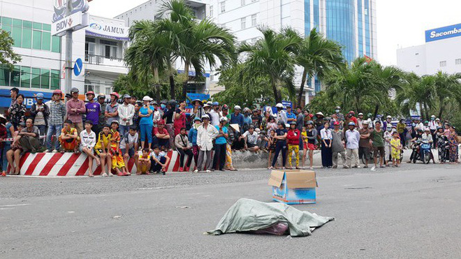 Lời khai của người phụ nữ đi xe máy đánh rơi bao tải chứa nhiều xác thai nhi xuống đường-1