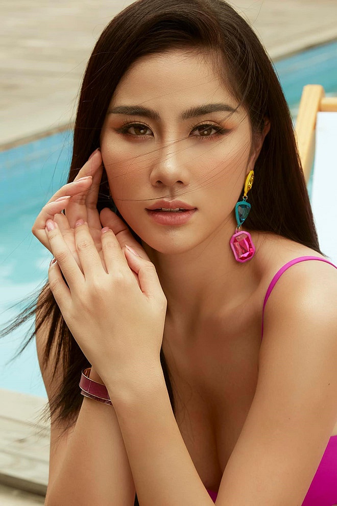 Hoàng Hạnh mặc gợi cảm, vướng nhiều tranh cãi trước khi thi Miss Earth-13