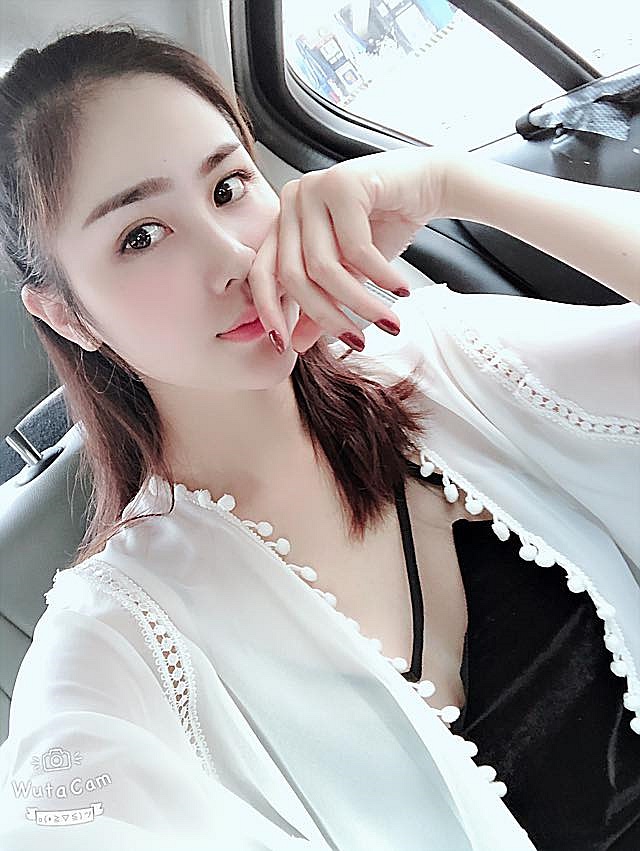 Hoàng Hạnh mặc gợi cảm, vướng nhiều tranh cãi trước khi thi Miss Earth-6