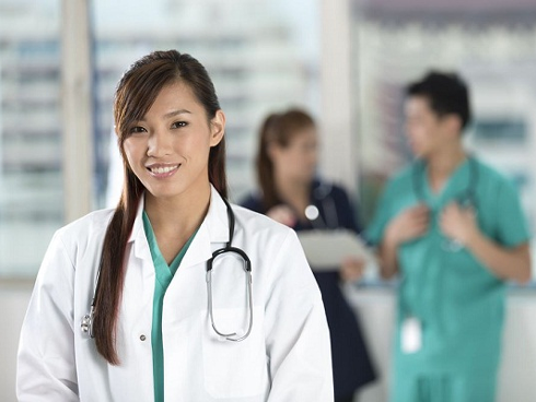 Bước ra khỏi phòng mổ đẻ, tôi thấy chồng cũ đang ngồi thu lu một góc khóc vì hối hận
