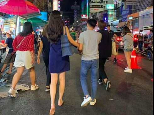 Đàm Thu Trang đi chân đất, nắm tay Cường đô la trên đường phố