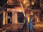 Hà Nội: Cháy cửa hàng trên phố Đê La Thành, hàng chục người nhảy xuống mái tôn nhà hàng xóm để thoát thân-4