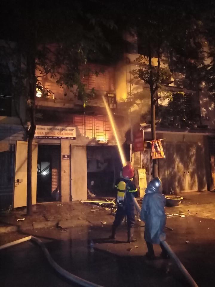 Hà Nội: Cháy ngôi nhà 3 tầng trong khu Đô thị Xa La ngay đêm Trung thu, một xe ô tô bị thiêu rụi-5