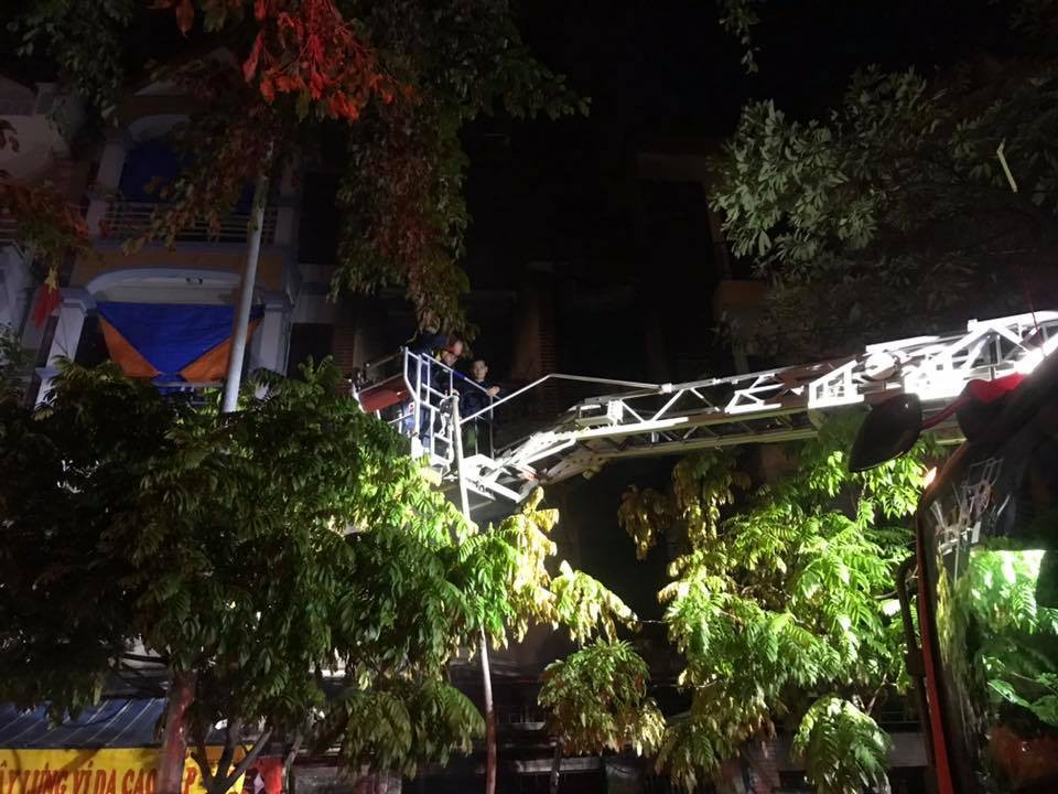 Hà Nội: Cháy ngôi nhà 3 tầng trong khu Đô thị Xa La ngay đêm Trung thu, một xe ô tô bị thiêu rụi-3
