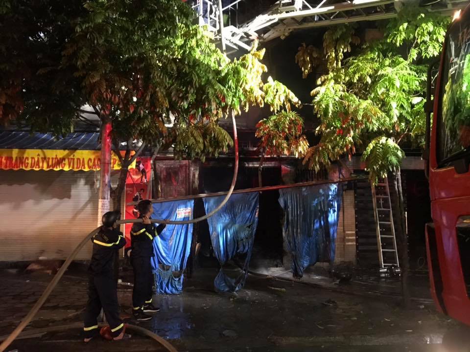 Hà Nội: Cháy ngôi nhà 3 tầng trong khu Đô thị Xa La ngay đêm Trung thu, một xe ô tô bị thiêu rụi-2