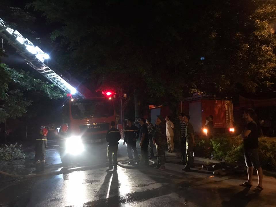 Hà Nội: Cháy ngôi nhà 3 tầng trong khu Đô thị Xa La ngay đêm Trung thu, một xe ô tô bị thiêu rụi-1