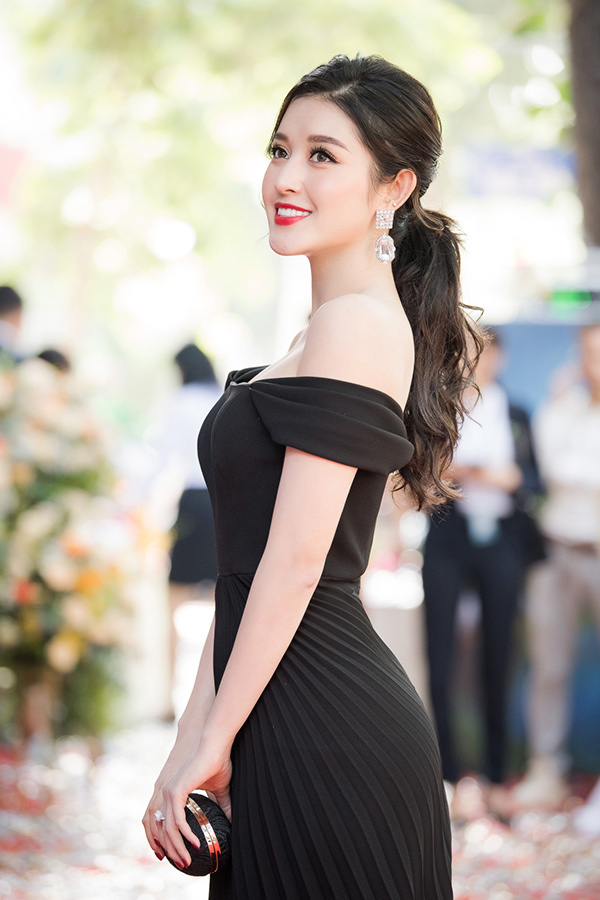 Huyền My váy trễ vai tươi tắn với mùa thu Hà Nội-1