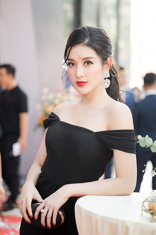 Huyền My váy trễ vai tươi tắn với mùa thu Hà Nội-3