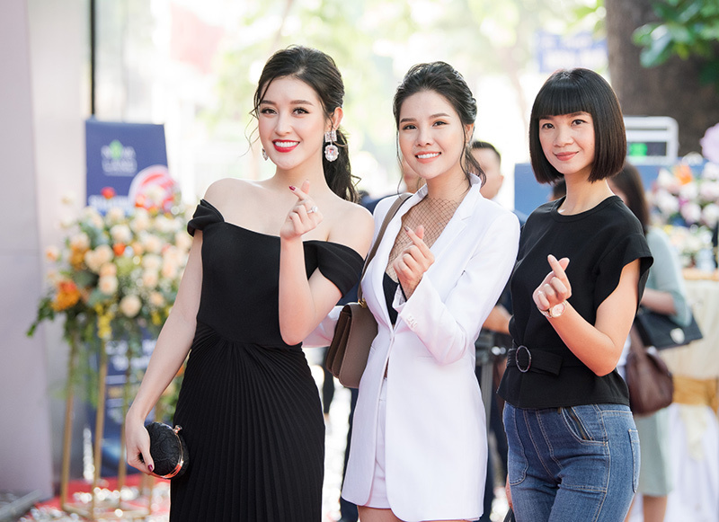 Huyền My váy trễ vai tươi tắn với mùa thu Hà Nội-4