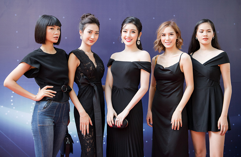 Huyền My váy trễ vai tươi tắn với mùa thu Hà Nội-5