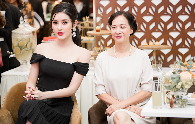 Huyền My váy trễ vai tươi tắn với mùa thu Hà Nội-6