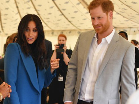 Vợ chồng Hoàng tử Harry và Meghan Markle dính nghi án rạn nứt tình cảm bởi một loạt dấu hiệu bất thường, mỗi người một nơi
