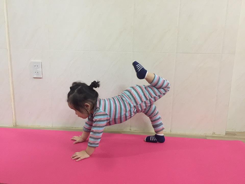 Bé 2 tuổi với 1001 tư thế tập yoga khiến dân mạng phì cười vì quá đáng yêu-2