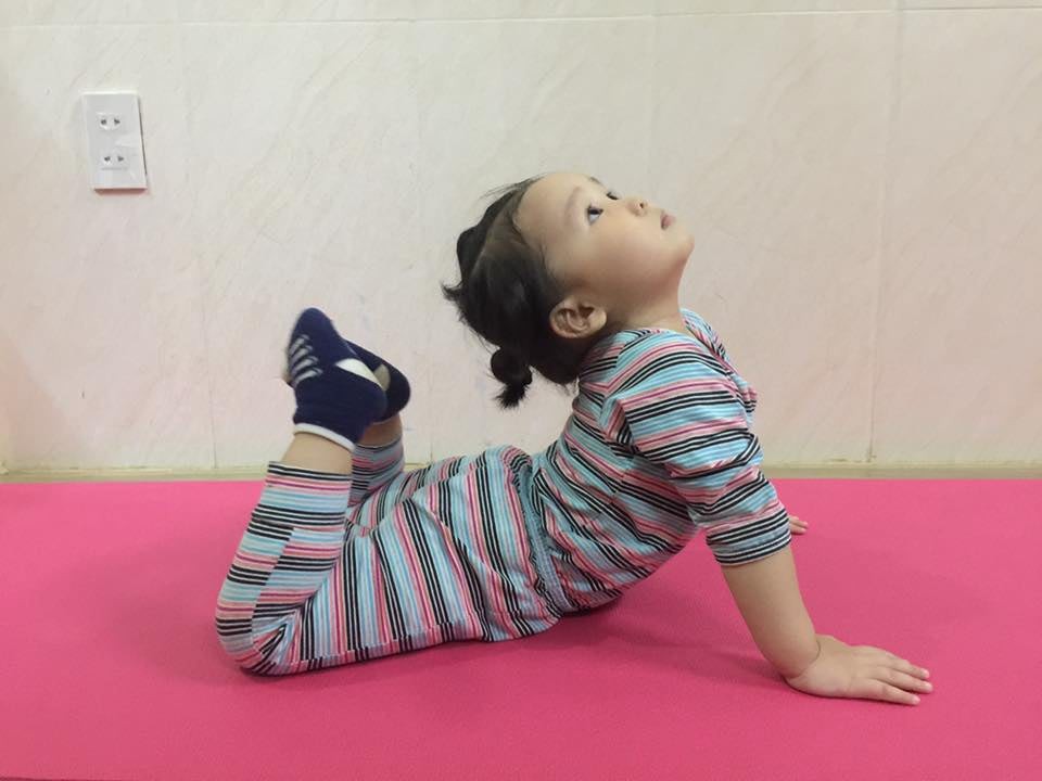 Bé 2 tuổi với 1001 tư thế tập yoga khiến dân mạng phì cười vì quá đáng yêu-3