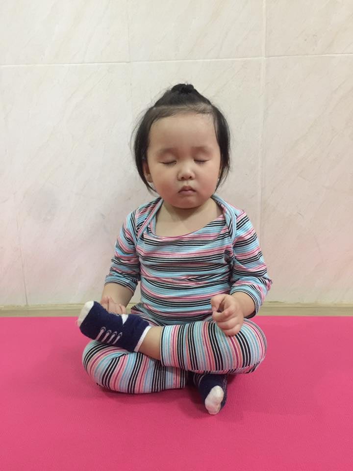 Bé 2 tuổi với 1001 tư thế tập yoga khiến dân mạng phì cười vì quá đáng yêu-4