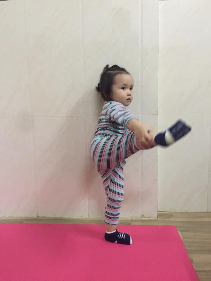 Bé 2 tuổi với 1001 tư thế tập yoga khiến dân mạng phì cười vì quá đáng yêu-7