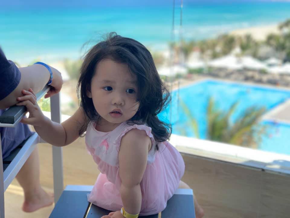 Bé 2 tuổi với 1001 tư thế tập yoga khiến dân mạng phì cười vì quá đáng yêu-8